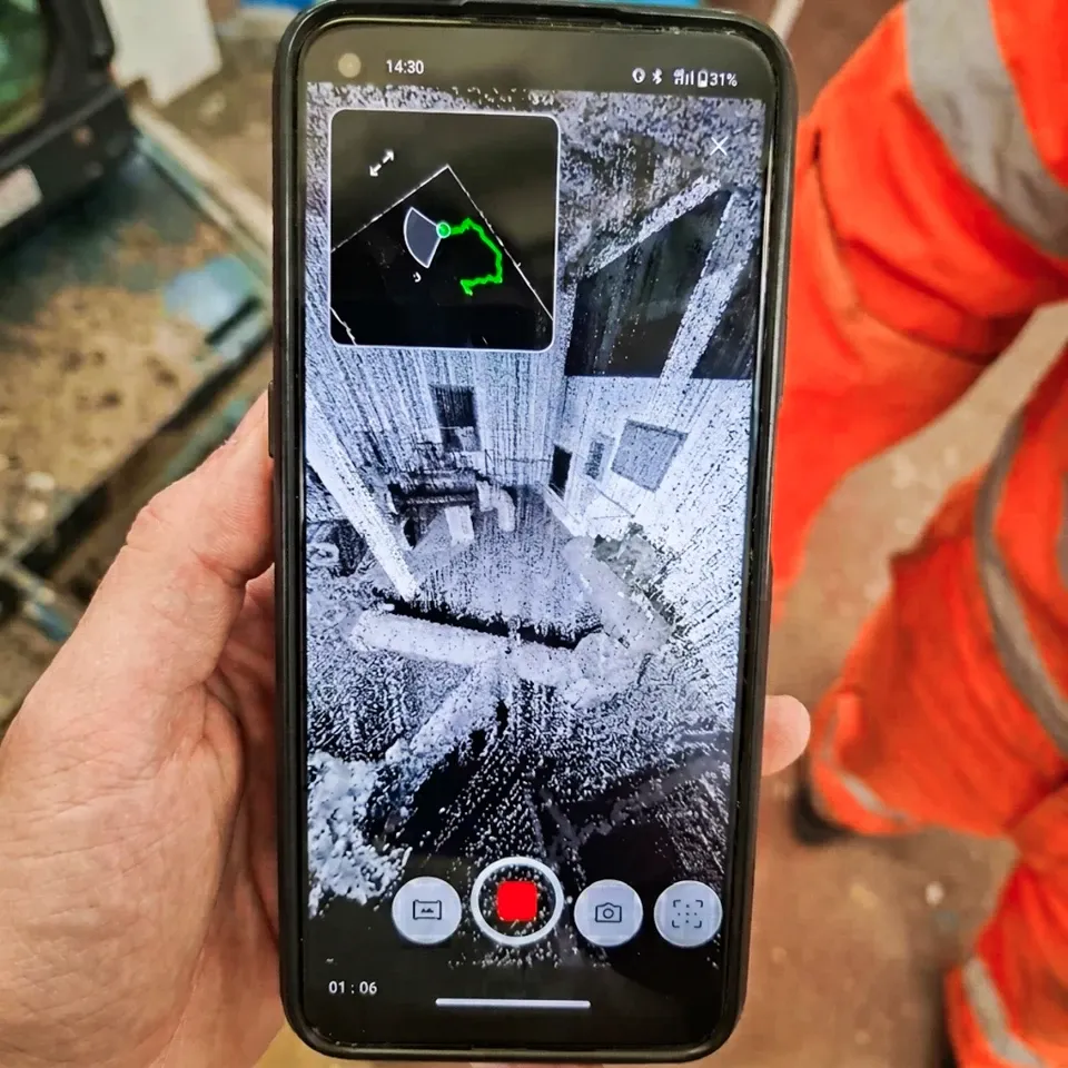 Smartphone che acquisisce una nuvola di punti durante un rilievo in campo