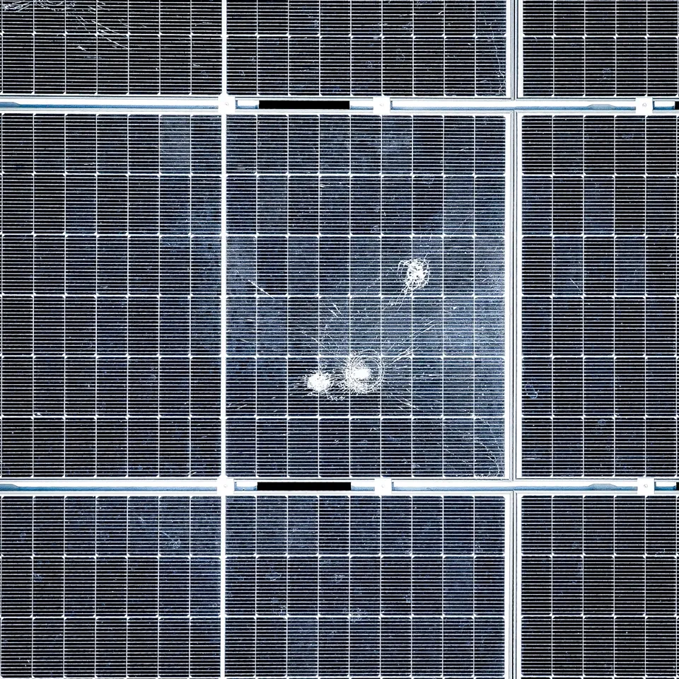 Pannelli fotovoltaici ripresi dall’alto, uno con il vetro incrinato
